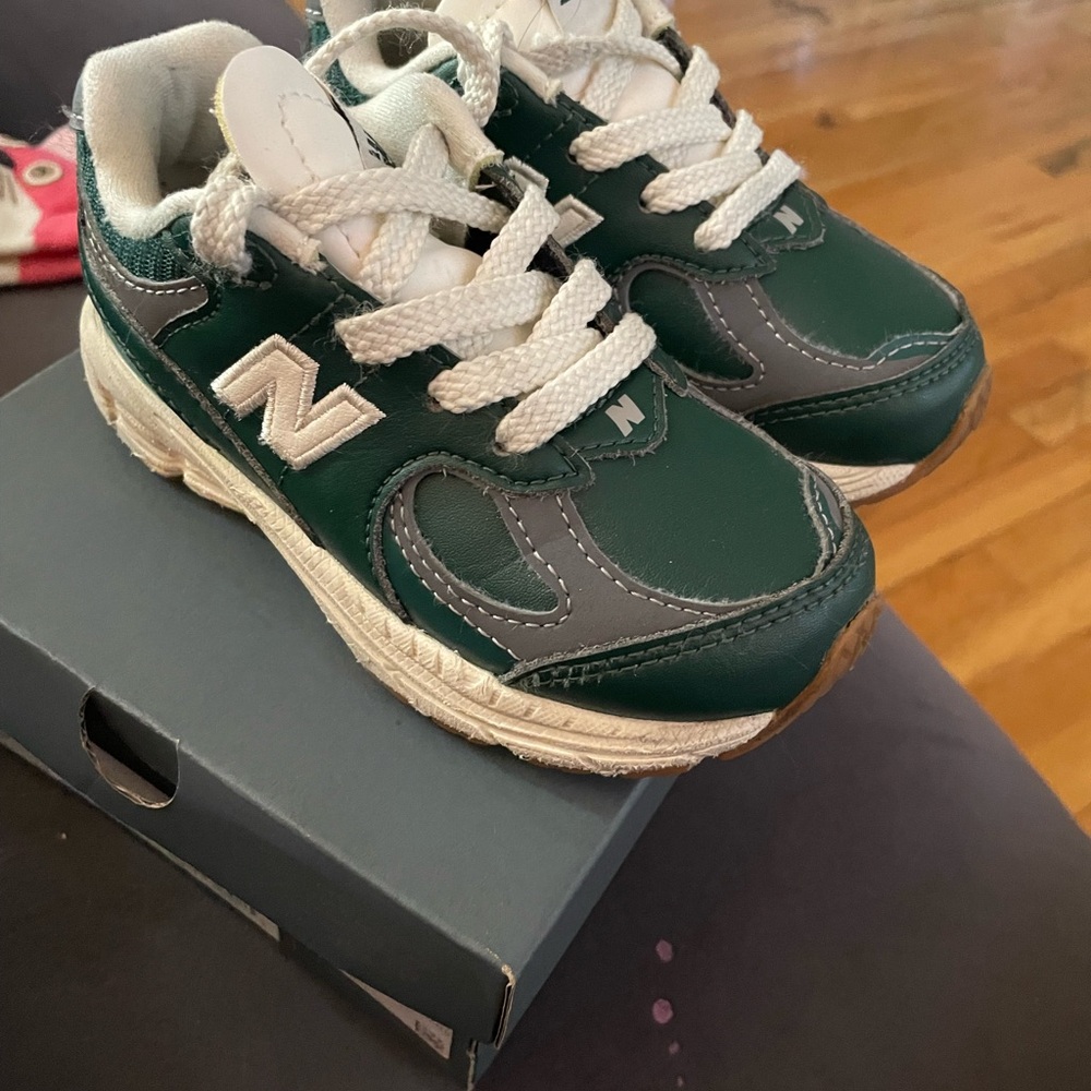 2002R New Balance size 81/2 Green Beige Meduim Fit